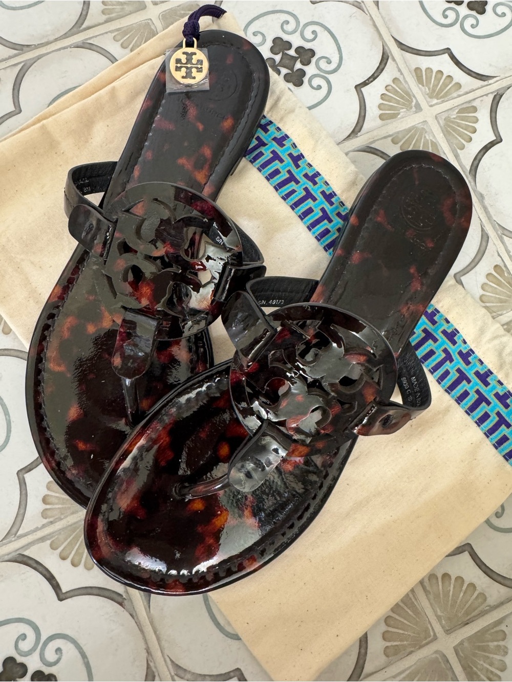 Tory Burch Tortoiseshell Patent Logo Thong Sandals - Picture 3 of 4